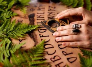 Cómo usar una tabla Ouija:10 pasos para comunicarse con los espíritus