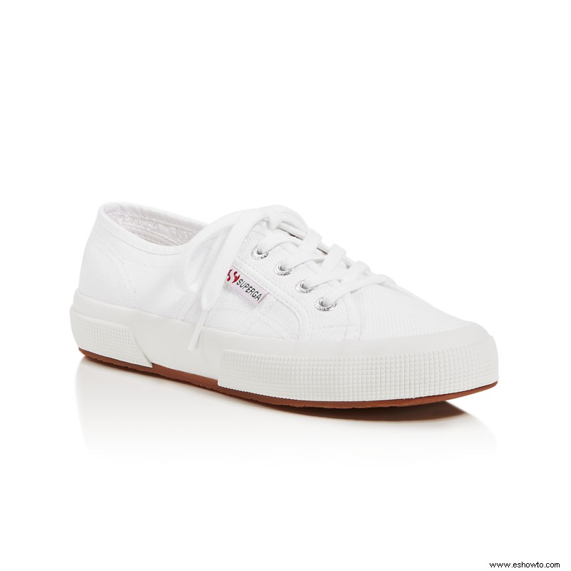 7 elegantes zapatillas blancas que querrás usar con todo 