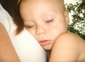 Cómo es posible amamantar a un bebé adoptado:6 métodos 