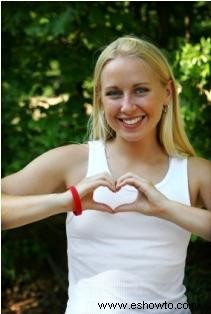 Vender pulseras para la concientización sobre enfermedades del corazón 