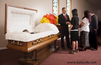 Familia en fila para un funeral:orden y etiqueta correctos