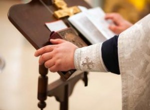 Lecturas para Servicios Conmemorativos: Ejemplos Profesionales de Discursos y Poemas