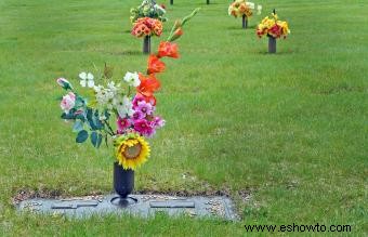 Floreros de cementerio para exhibir sus arreglos florales