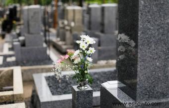 Floreros de cementerio para exhibir sus arreglos florales