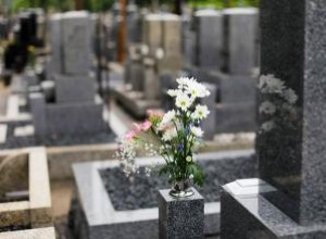 Floreros de cementerio para exhibir sus arreglos florales