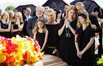 Etiqueta funeraria antes, durante y después del servicio