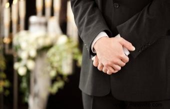 Etiqueta de funeral adecuada para familiares separados
