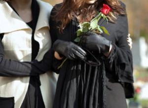 Guía completa de etiqueta para servicios conmemorativos: vestimenta, llegada, regalos y más