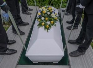 ¿Por qué enterramos a los muertos? Tradiciones y razones prácticas