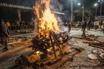 Rituales funerarios y muerte hindú