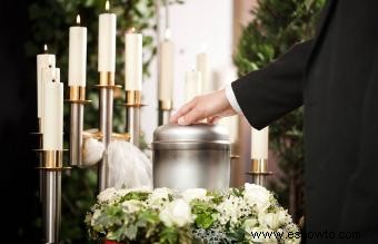 Cómo planificar un servicio junto a la tumba para el entierro de cenizas