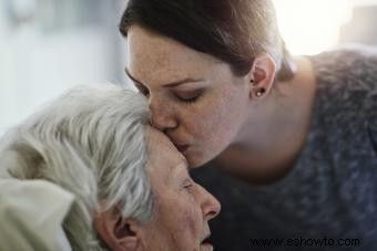 ¿Por qué algunas personas abren los ojos antes de morir?