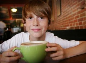 ¿Es perjudicial que los niños tomen café o té? Riesgos, límites y alternativas seguras