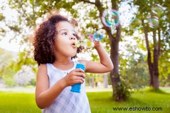 Más de 40 actividades al aire libre para niños pequeños para ayudarlos a crecer y aprender