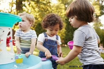 Más de 40 actividades al aire libre para niños pequeños para ayudarlos a crecer y aprender