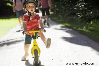 Más de 40 actividades al aire libre para niños pequeños para ayudarlos a crecer y aprender