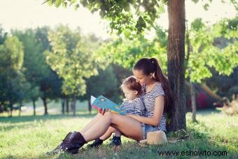 Más de 40 actividades al aire libre para niños pequeños para ayudarlos a crecer y aprender