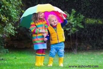 Más de 40 actividades al aire libre para niños pequeños para ayudarlos a crecer y aprender