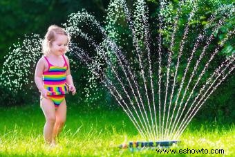 Más de 40 actividades al aire libre para niños pequeños para ayudarlos a crecer y aprender