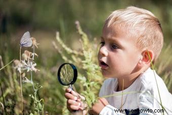 Más de 40 actividades al aire libre para niños pequeños para ayudarlos a crecer y aprender