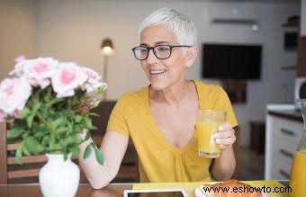 Los mejores colores de ropa para usar con canas