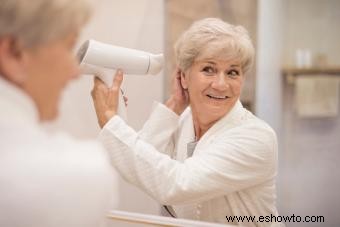 Cómo evitar que el cabello plateado y blanco se vuelva amarillo