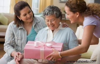 Ideas de regalos útiles para personas mayores en vida asistida