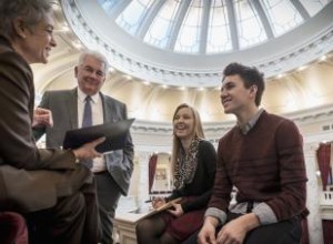 Temas políticos que apasionan a los adolescentes: opiniones, datos y debates clave