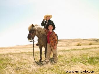 Niños montando a caballo