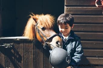 Niños montando a caballo
