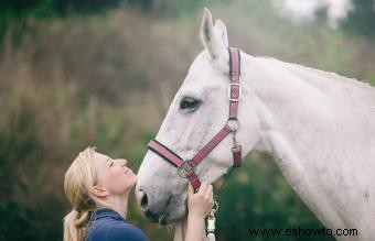 135 nombres de caballos blancos de elegantes a divertidos