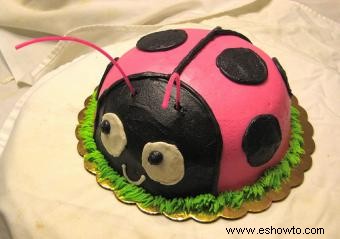 Cómo decorar un pastel de cumpleaños de Ladybug