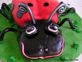 Cómo decorar un pastel de cumpleaños de Ladybug