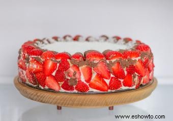 Cómo decorar un pastel con fresas