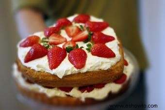 Cómo decorar un pastel con fresas