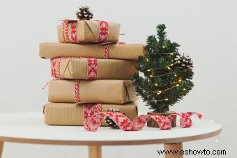 Cómo decorar un árbol de Navidad pequeño:una guía sencilla