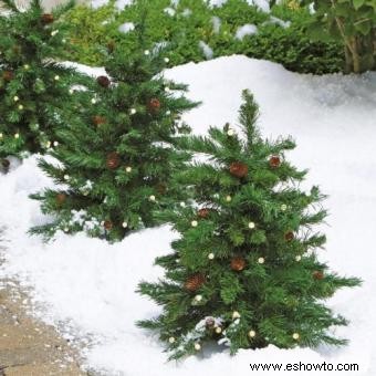 14 ideas para decorar árboles de Navidad iluminados al aire libre
