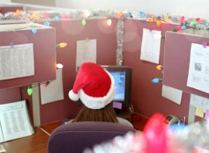 4 Ideas Creativas y Fáciles para Decorar tu Cubículo Navideño en la Oficina