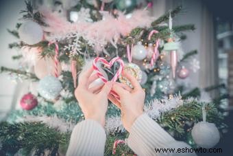 Árbol de Navidad con bastones de caramelo:una guía para el tema de las fiestas