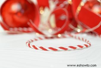 Árbol de Navidad con bastones de caramelo:una guía para el tema de las fiestas