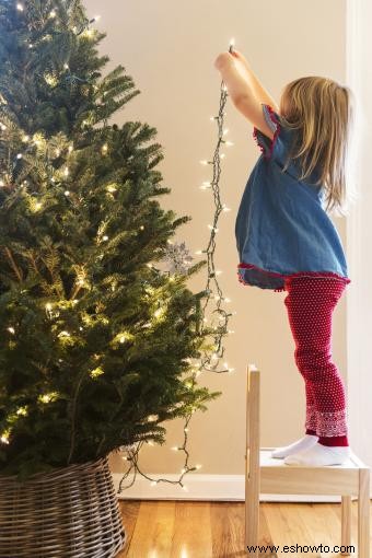 Cómo poner luces en un árbol de Navidad de forma correcta y segura