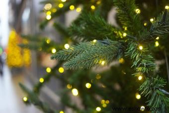 Cómo poner luces en un árbol de Navidad de forma correcta y segura