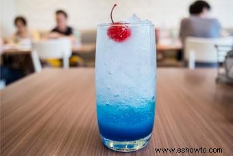 Blue Curaçao, coco y ron:bebidas ricas en sabor 