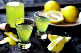 Vasos de chupito y puntas para servir de limoncello