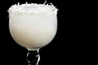 18 recetas de bebidas tropicales que saben a vacaciones