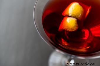 15 recetas de cócteles rojos (desde un Manhattan hasta un Bloody Mary)