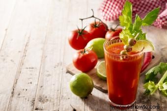 15 recetas de cócteles rojos (desde un Manhattan hasta un Bloody Mary)