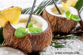 21 recetas de bebidas con ron de coco que son irresistiblemente fáciles