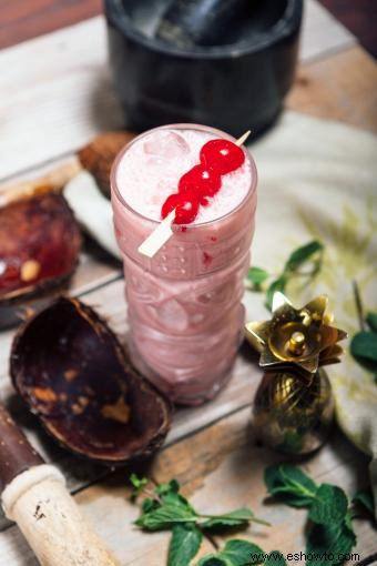 21 recetas de bebidas con ron de coco que son irresistiblemente fáciles