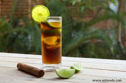 21 recetas de bebidas con ron de coco que son irresistiblemente fáciles